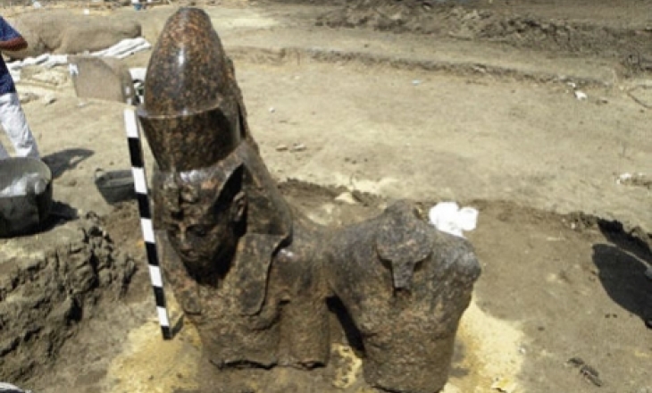 Amenhotep III statue
