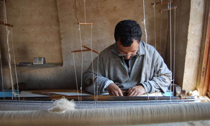 Pashmina shawl weaver